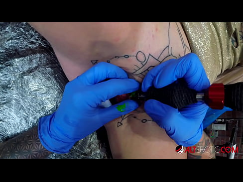 ❤️ Extrem tattooed Hottie Sully Savage krut en Tattoo op hirem Klitoris ❤❌ Häre Porno op lb.xxxtun.ru ﹏